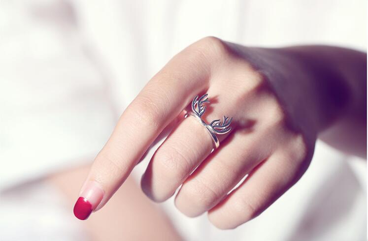 White Deer Finger Ring