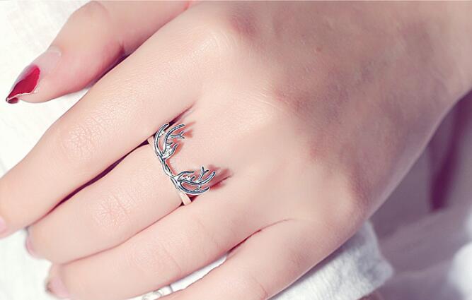 White Deer Finger Ring