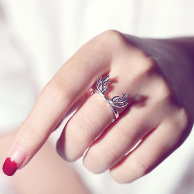White Deer Finger Ring